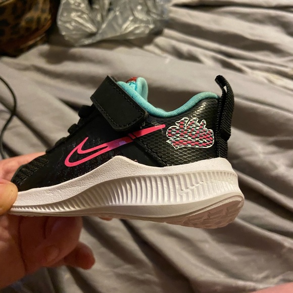 New lil girl 3c Nike shoes - Picture 2 of 6